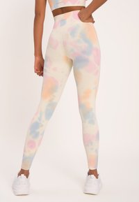 OCEANSAPART MAYA  - Leggings - light silky yellow tie dye