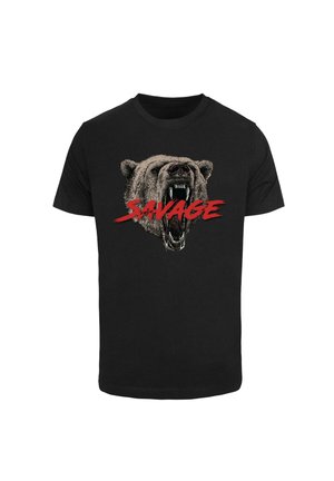 Must musta t-särk, millel on graafika karjuvast karust ja tekst "TRUE SAVAGE" julgelt punastes tähtedes ees.