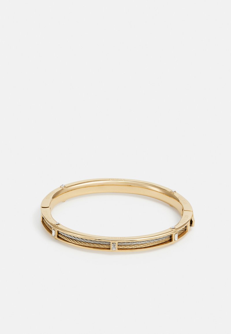 Brăță din metal de aur cu un design din cablu, accente rectangulare și pietre mici rotunde. Suprafață netedă și lucioasă cu detalii gravate.