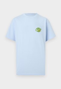 Ανοιχτό μπλε κοντομάνικο T-shirt με μικρό πράσινο κυκλικό λογότυπο που περιλαμβάνει λευκό και πορτοκαλί κείμενο στο αριστερό στήθος.