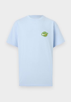 Ανοιχτό μπλε κοντομάνικο T-shirt με μικρό πράσινο κυκλικό λογότυπο που περιλαμβάνει λευκό και πορτοκαλί κείμενο στο αριστερό στήθος.