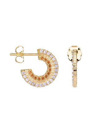 Boucles d’oreilles créoles en or avec petits cristaux blancs et ambre, une vue de face et une vue de côté avec fermoirs papillon.