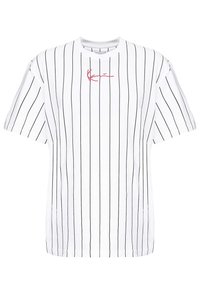 Biała koszulka z krótkim rękawem w cienkie czarne pionowe paski z czerwonym kursywą tekstem umieszczonym na środku górnej części klatki piersiowej.