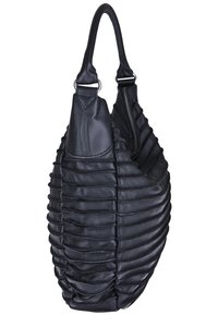 Svart läderväska med ribbad textur, böljande form och bred axelrem. Har dragkedjestängning och släta accenter på toppen.