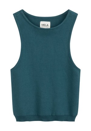 Mouwloos turquoise gebreid cropped top met een ronde halslijn en een geribbelde zoom, met een wit label aan de binnenkant van de kraag met de tekst "MELA".