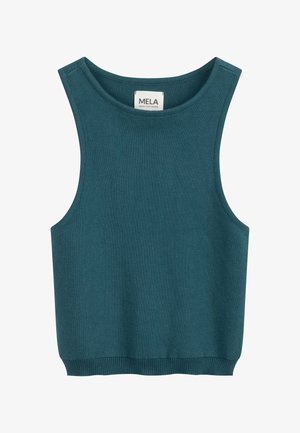 Haut court sans manches en tricot bleu sarcelle avec un col rond et un ourlet côtelé, portant une étiquette blanche à l'intérieur du col indiquant "MELA".