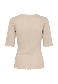 Beige pletený top s krátkými, rozšířenými rukávy, s ribovanou texturou a vlnkovým lemem. Jednoduchý, minimalistický design bez výzdoby.