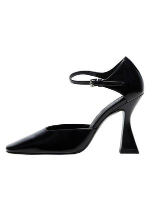 Escarpin noir en cuir verni à talons hauts, avec un bout pointu, une bride de cheville et un design de talon triangulaire unique. Texture lisse, silhouette élégante.