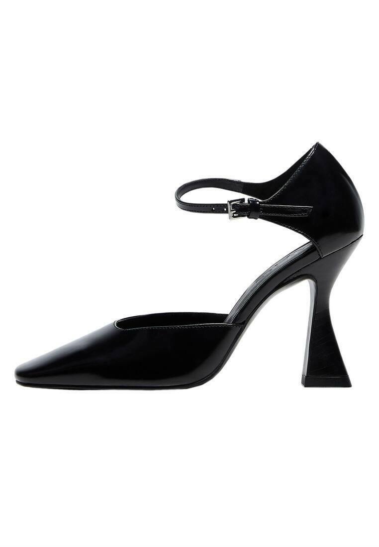 Escarpin noir en cuir verni à talons hauts, avec un bout pointu, une bride de cheville et un design de talon triangulaire unique. Texture lisse, silhouette élégante.