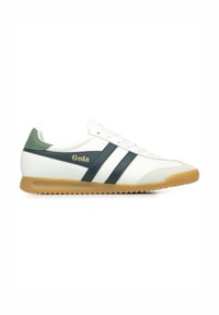 Sneaker bianca con tallone verde e strisce blu navy. Presenta una suola in gomma texturizzata e un logo dorato sul lato. Design classico.