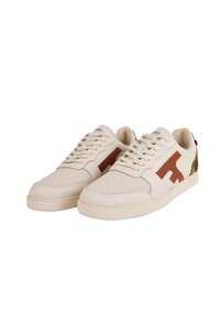 Sneakers con lacci in pelle color avorio con design perforato, accento del logo marrone, suola beige e pannello posteriore verde testurizzato.