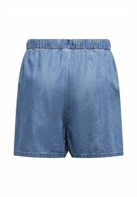 Denimski kratki hlače z elastičnim pasom, v enotni svetlo modri barvi in gladki teksturi. Enostaven dizajn brez dodatnih detajlov.
