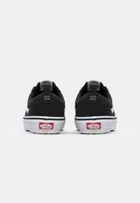 Schwarze Leinensneaker mit einer weißen Sohle, klassisches Design, Vans-Logo an der Ferse und kontrastierenden weißen Streifenakzenten.