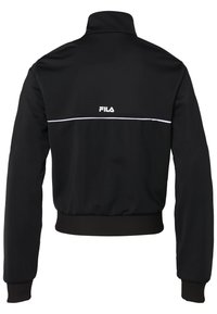 Svart jacka i mjuk tyg, med hög krage, ribbade ärmslut och nederkant, samt ett vitt horisontellt band över ryggen med "FILA"-logotyp.