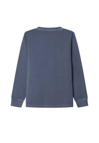 Jednoduché tričko s dlhým rukávom a okrúhlym výstrihom v tlmené modrej farbe, položené na bielo s rubovou stranou hore.