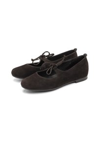 Bailarinas de ante negro con punta redonda, laterales perforados y detalle de cordones. La superficie texturizada y la suela plana mejoran la comodidad y el estilo.
