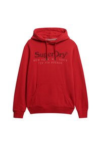 Czerwona bluza z kapturem, przednią kieszenią kangurką, sznurkiem do regulacji kaptura oraz nadrukowanym logo "SuperDry". Materiał wydaje się miękki o gładkiej fakturze.