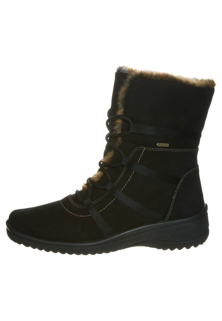 Bota negra de media caña con un suave cuello de piel sintética, parte superior de ante, diseño con cordones y suela de goma texturizada para mayor agarre.