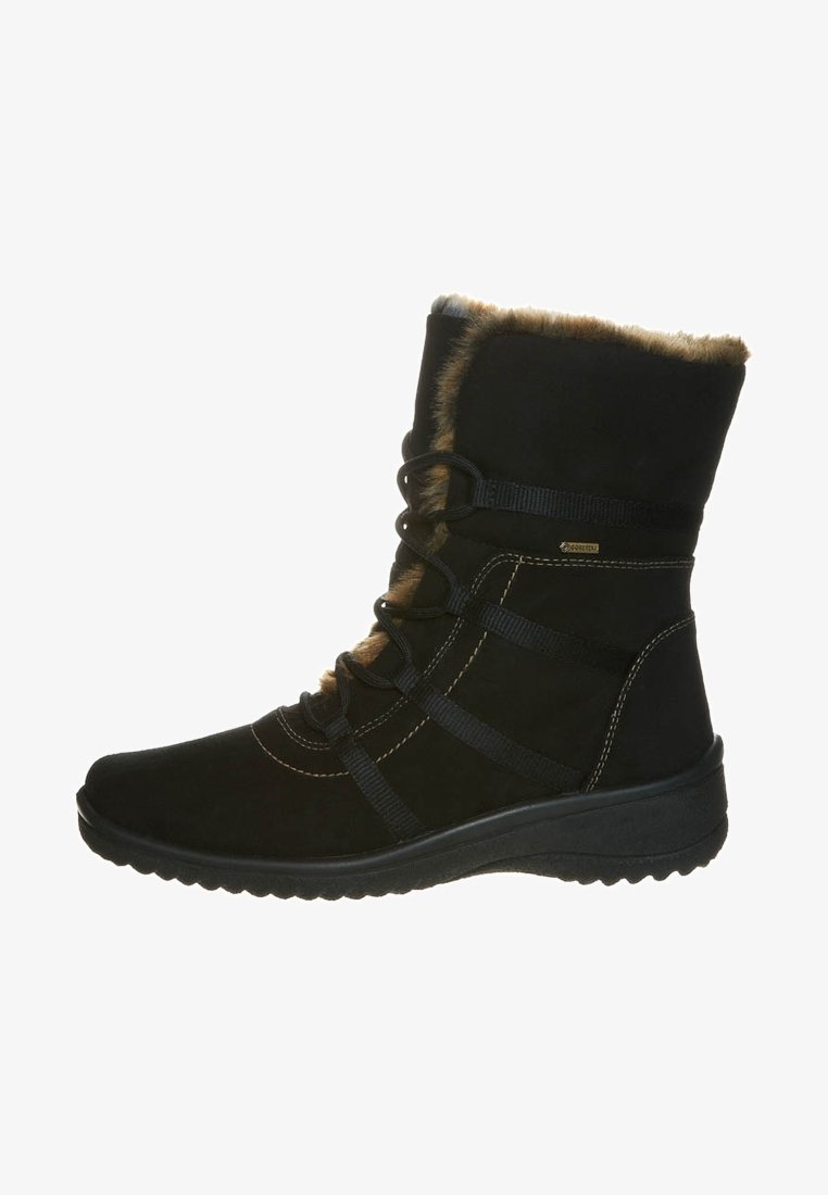 Bota negra de media caña con un suave cuello de piel sintética, parte superior de ante, diseño con cordones y suela de goma texturizada para mayor agarre.