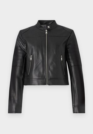 Veste en cuir noir courte avec un col haut, une fermeture éclaire à l'avant et des accents cousus horizontalement sur les manches. Dispose de deux poches zippées.