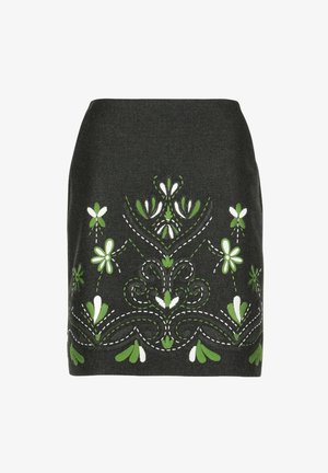 Tamno siva suknja s složenim zelenim i bijelim cvjetnim vezenjem, koji ima usku siluetu i glatku teksturu. Nema vidljivih kopčanja ili džepova.