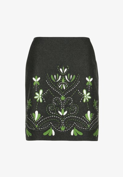 Tumši pelēks svārki ar sarežģītu zaļu un baltu ziedu izšuvumu, ar pieguļošu formu un gludu tekstūru. Redzami āķi vai kabatas nav.