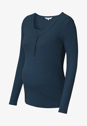 Marineblå ribbet langærmet graviditetstop med V-hals og knappedetalje, designet til graviditetskomfort.