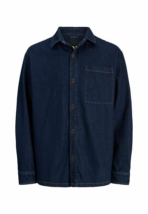 Camisa de mezclilla oscura con botones y mangas largas, un cuello puntiagudo y un bolsillo en el pecho. Presenta botones marrones y acentos de costura amarilla.