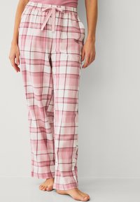 Roze geruite broek met een zachte, lichte stof en een relaxte pasvorm, een elastische tailleband en zakken, ontworpen voor comfort.