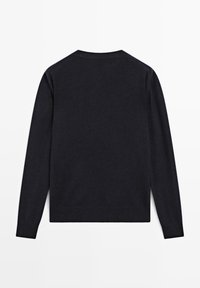 Maglione nero scuro con maniche lunghe, scollatura rotonda, polsini e orlo ribattuti, caratterizzato da una trama a maglia liscia e un design minimale. Vista posteriore mostrata.