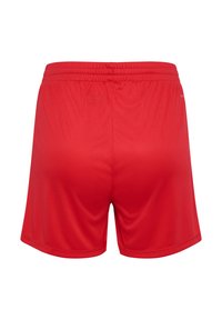Röda sportshorts av slät tyg. Har ett elastiskt midjeband och en lös passform, utan synliga mönster eller dekorationer.