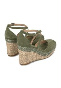 Sandali con zeppa in camoscio verde, con tacco in giuta intrecciata, dotati di sottili cinturini alla caviglia e Design open toe, che mettono in risalto il contrasto dei materiali testurizzati.