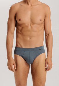 Grijze katoenen slip met een gladde textuur, een lage tailleband en minimale naden. Heeft een klein logo op de tailleband.