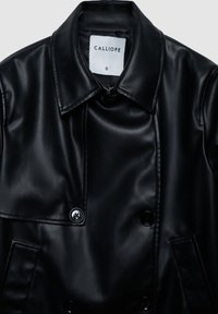 Schwarze Kunstlederjacke mit spitzem Kragen, doppelreihigen Knöpfen und Seitentaschen. Etikett mit der Aufschrift "CALLIOPE", Größe S. Glatte Textur.