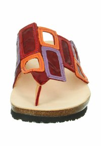 Barefootová sandál s vícebarevnými pruhy v červené, oranžové a fialové barvě, s geometrickými výřezy a korkovou stélkou na černé gumové podrážce.