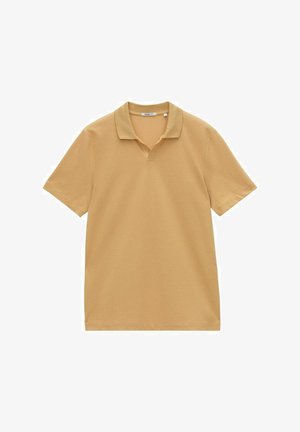 Koszulka polo z krótkim rękawem w musztardowym kolorze, wykonana z miękkiego materiału. Posiada klasyczny kołnierzyk oraz luźny krój, bez widocznych wzorów czy akcentów.