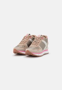 Scarpe da ginnastica beige con una tomaia strutturata, dettagli rosa e una suola intermedia bianca. Presentano lacci e una suola in gomma antiscivolo.
