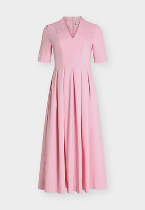 Robe midi rose avec manches courtes, encolure en V, corsage ajusté et jupe trapèze plissée sur fond uni.