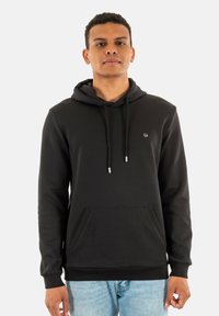 Sweatshirt à capuche noir avec une poche avant, cordons de serrage et un petit logo sur la poitrine, fabriqué en tissu lisse et doux.