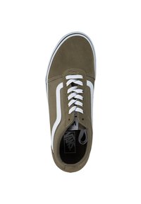 Zapatilla verde oliva con rayas blancas en los laterales, parte superior de ante, cordones blancos y suela de goma. El interior presenta un logo de la marca en negro.