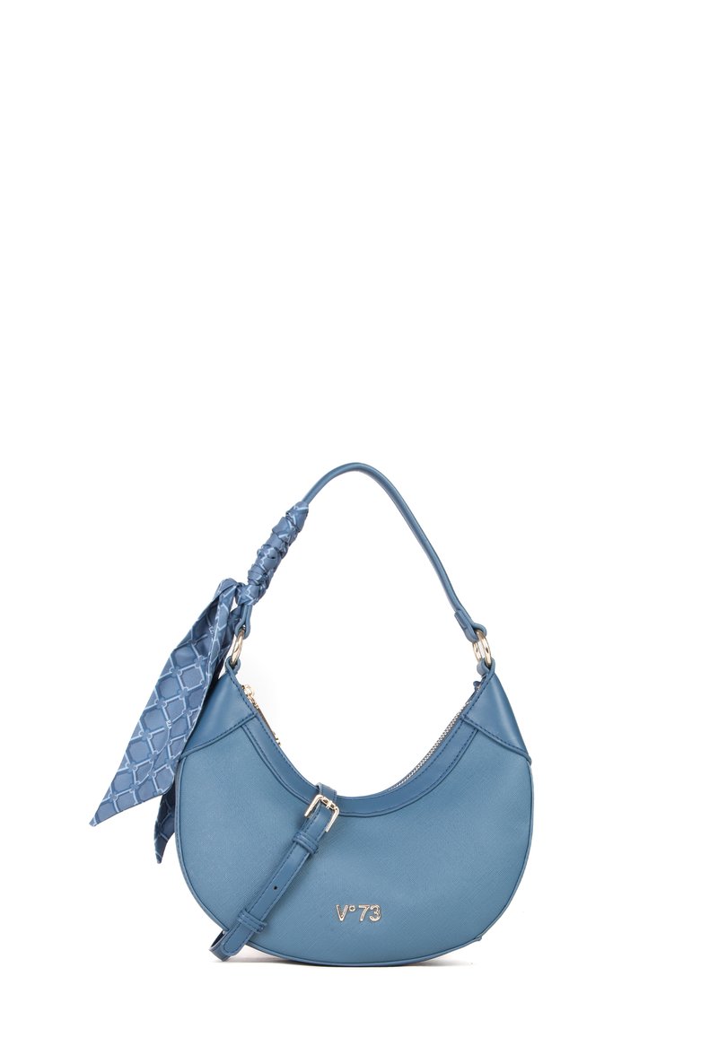 Borsa in pelle blu con forma curvata, dotata di manico intrecciato e una sciarpa decorata attaccata. Finiture in oro con dettagli del logo.