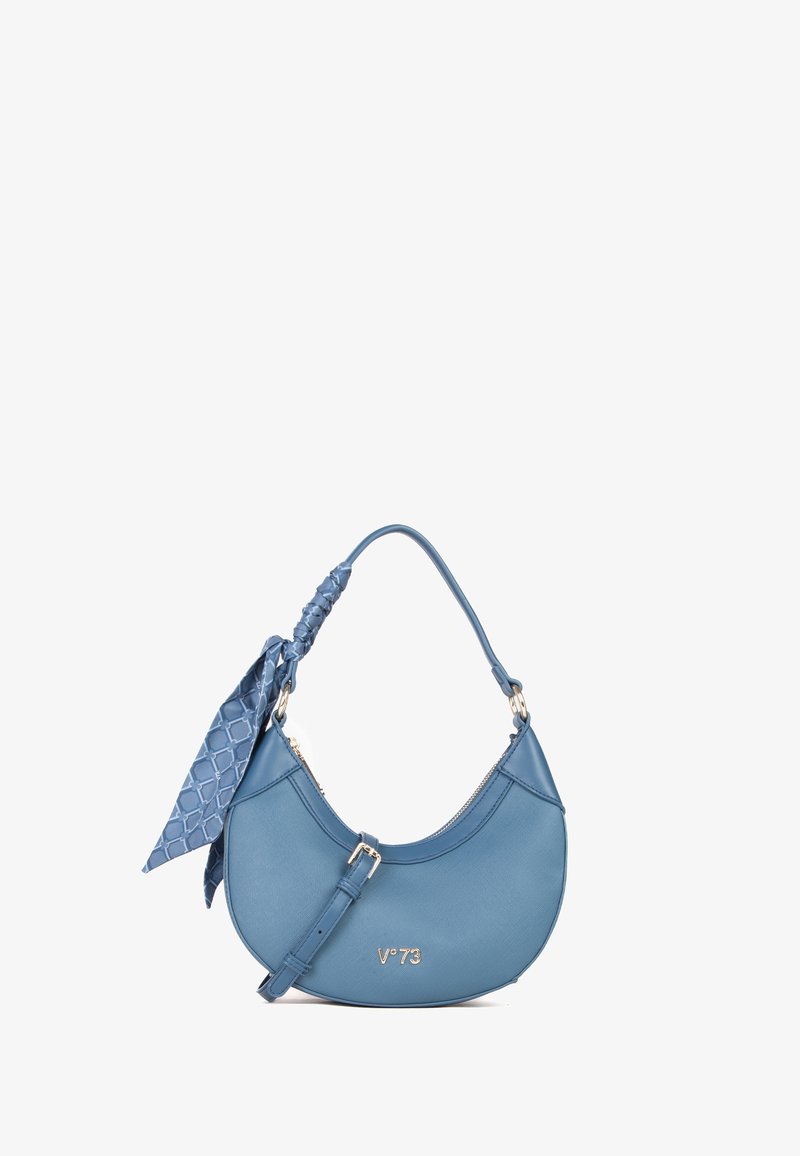 Borsa in pelle blu con forma curvata, dotata di manico intrecciato e una sciarpa decorata attaccata. Finiture in oro con dettagli del logo.