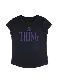 Černé tričko s krátkým rukávem s fialovým textem "THING" a fialovým otiskem ruky nad textem na přední straně.