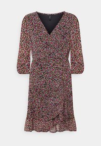 Vestido envolvente preto com mangas três quartos, apresentando um vibrante padrão de flores multicoloridas e uma bainha com babados. Tecido leve.