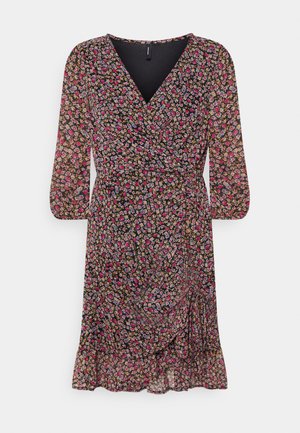 Vestido envolvente preto com mangas três quartos, apresentando um vibrante padrão de flores multicoloridas e uma bainha com babados. Tecido leve.