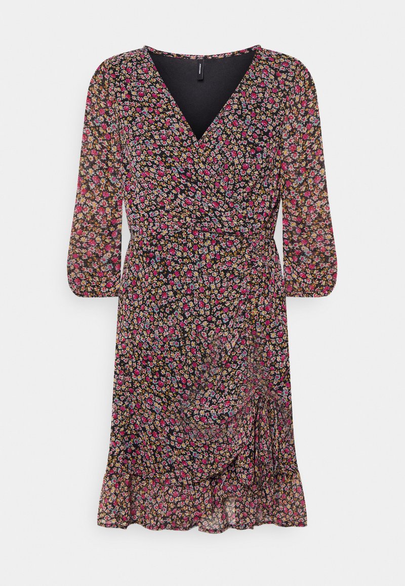 Vestido envolvente preto com mangas três quartos, apresentando um vibrante padrão de flores multicoloridas e uma bainha com babados. Tecido leve.