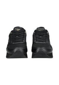 Scarpe sportive nere realizzate in materiali mesh e pelle sintetica, con punta arrotondata, suola nera spessa e chiusura con lacci.