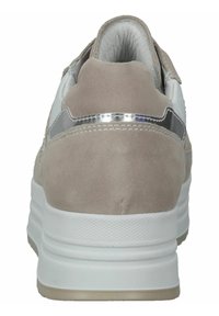 Beżowe zamszowe sneakersy z białymi akcentami, błyszczącymi srebrnymi detalami i teksturowaną gumową podeszwą. Okrągły kształt z wyściełanym tyłem.