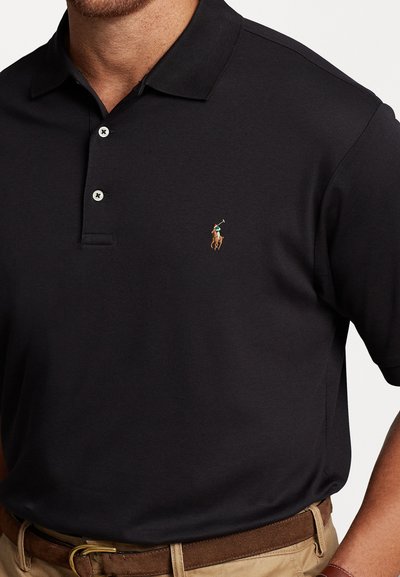 Μαύρο πόλο μπλουζάκι κατασκευασμένο από βαμβακερό ύφασμα με ελαστική σύνθεση; διαθέτει γιακά, τρία κουμπιά και ένα μικρό κεντημένο λογότυπο με έναν καβαλάρη.