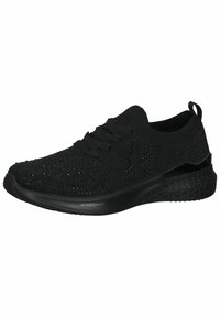 Černá atletická bota s pleteným svrškem, šněrováním a texturovanou podrážkou s diamantovým vzorem. Lehký a flexibilní design.